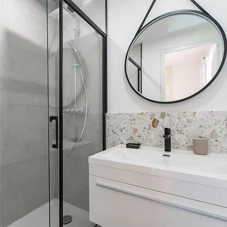 Elegant Place Du Parlement Pour 4 Personnes